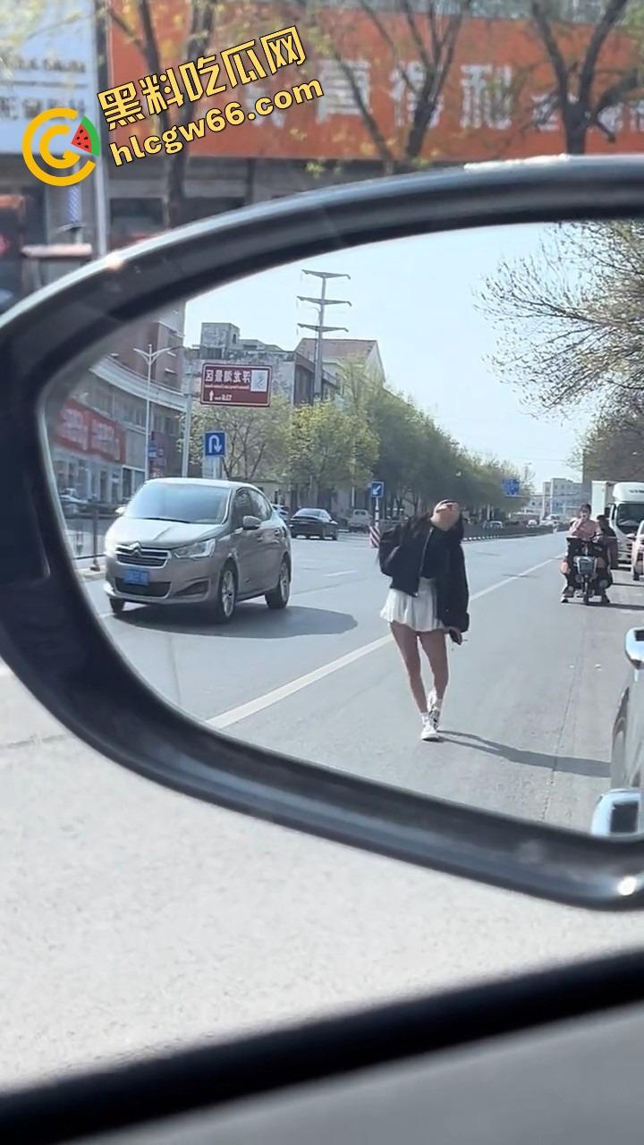 上海集美磕美弗药磕上头,大白天马路边发疯跳舞、嘴里念咒还自扇耳光,精神状态直接碎成渣!-3