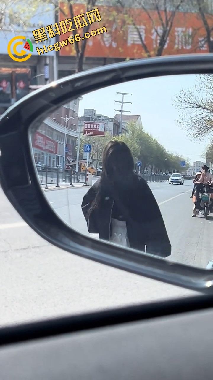 上海集美磕美弗药磕上头,大白天马路边发疯跳舞、嘴里念咒还自扇耳光,精神状态直接碎成渣!-5