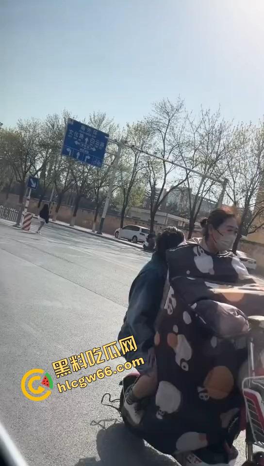 上海集美磕美弗药磕上头,大白天马路边发疯跳舞、嘴里念咒还自扇耳光,精神状态直接碎成渣!-6