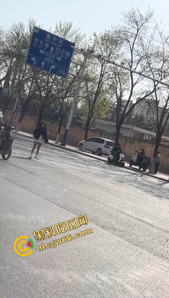 上海集美磕美弗药磕上头,大白天马路边发疯跳舞、嘴里念咒还自扇耳光,精神状态直接碎成渣!-7