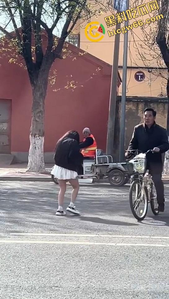 上海集美磕美弗药磕上头,大白天马路边发疯跳舞、嘴里念咒还自扇耳光,精神状态直接碎成渣!-10