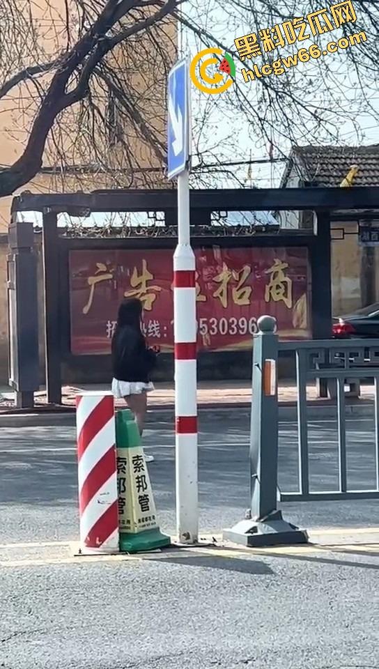 上海集美磕美弗药磕上头,大白天马路边发疯跳舞、嘴里念咒还自扇耳光,精神状态直接碎成渣!-11