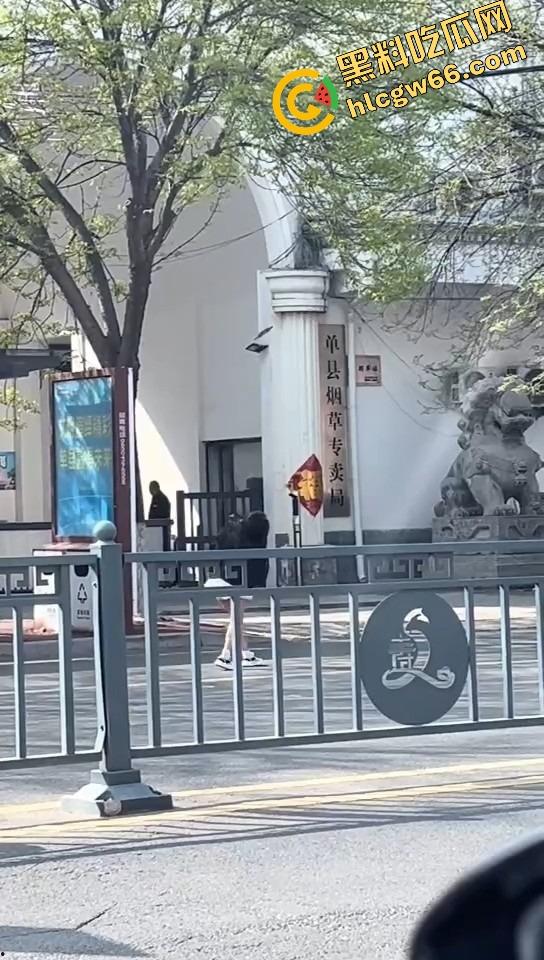 上海集美磕美弗药磕上头,大白天马路边发疯跳舞、嘴里念咒还自扇耳光,精神状态直接碎成渣!-12