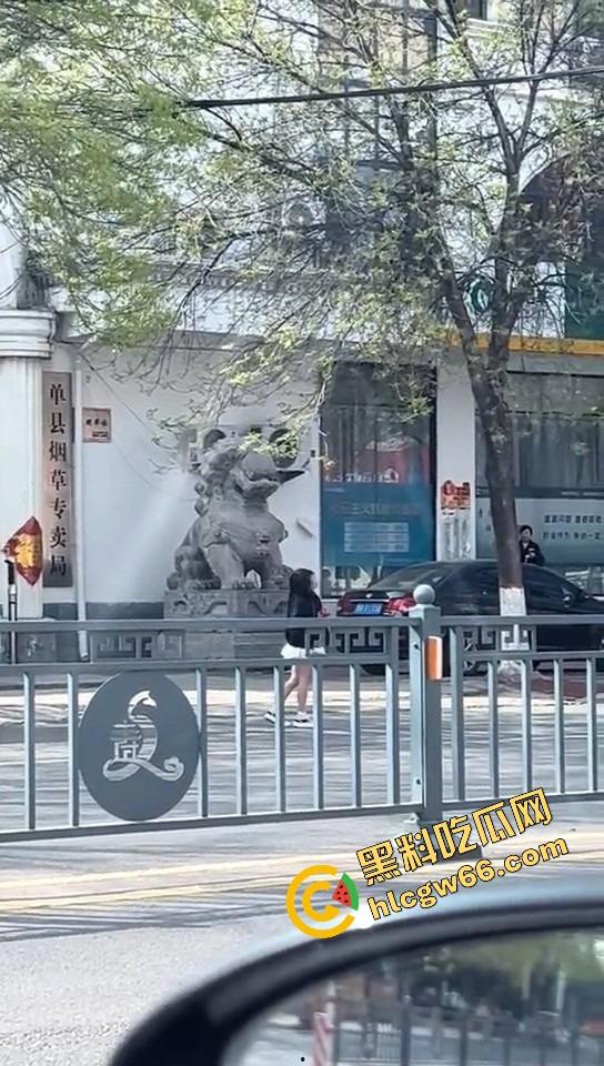 上海集美磕美弗药磕上头,大白天马路边发疯跳舞、嘴里念咒还自扇耳光,精神状态直接碎成渣!-13