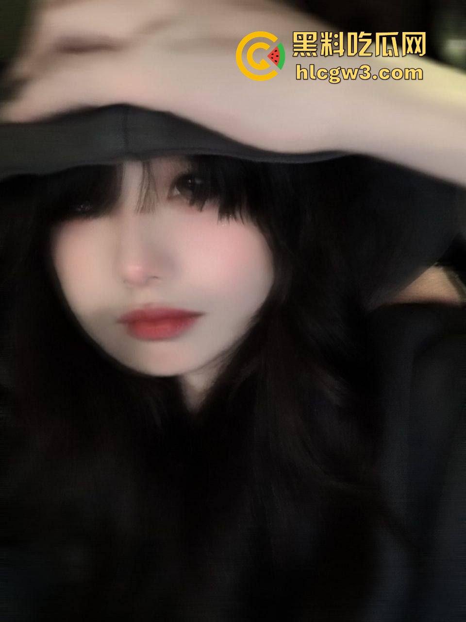 推特极品JK萝莉妹『斜眼龙王』裸拍福利流出 宿舍戴项圈比耶吐舌 这颜值清纯却骚到爆 删号退圈已绝版！-12