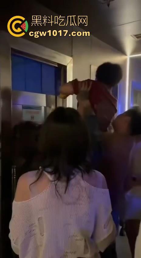 酒吧厕所准备做爱没想到门外确一堆人在偷拍，不是都这么热闹了里面这哥们一点没察觉吗？快点啊人家等着上厕所呢！-5