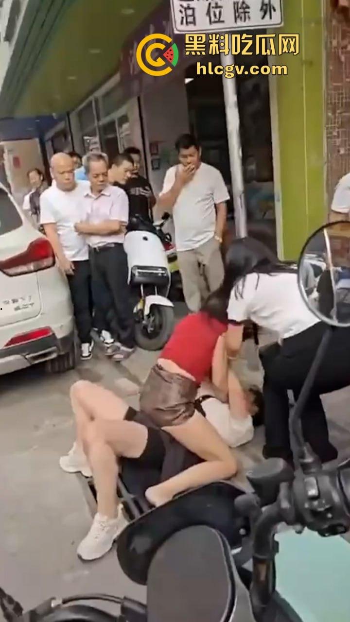 广东汕头陈暦合俩骚妇街头打架 抓头发脱衣服 现场都打成少儿不宜了！-1