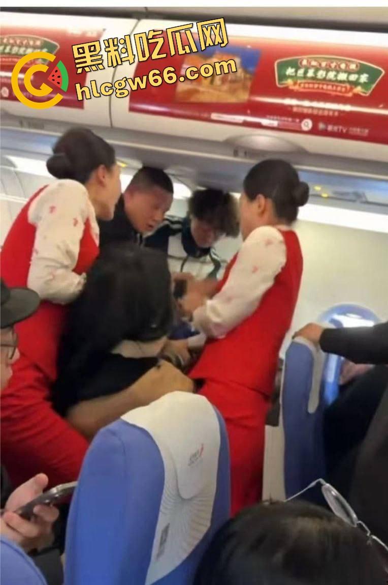 深圳航空变空中肉搏战，两女乘客因太臭香水熏人互殴，连空姐都遭殃被咬出血，航班延误两小时只因一场鼻子矛盾！-14