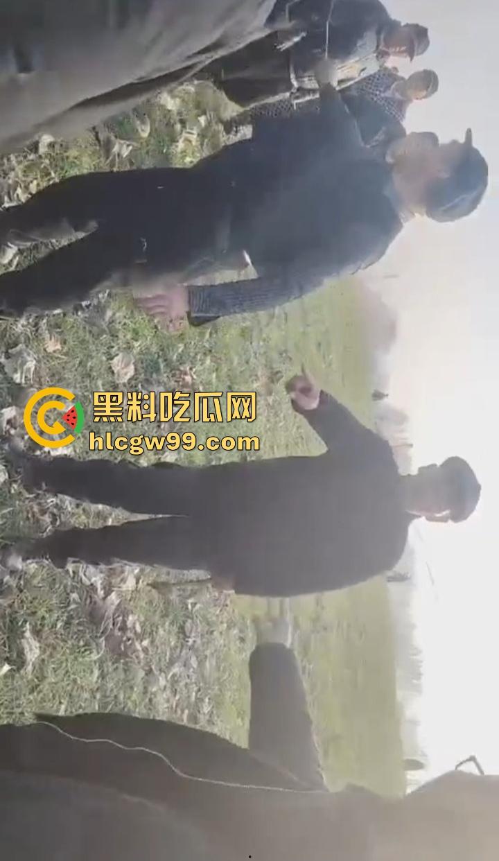 江苏五十多岁硬汉提着菜刀杀猪刀街头干架 现实版老炮儿 人狠话不多 上去就开砍！-9