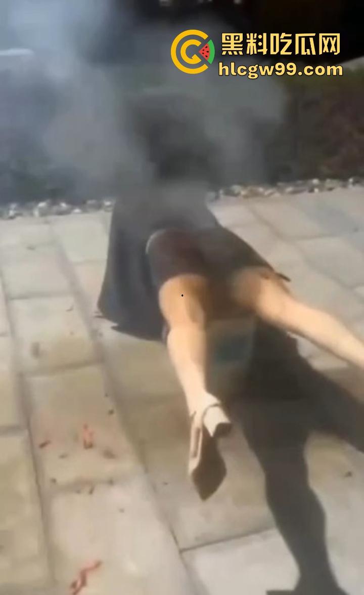 年度奇葩操作花式作死大赏，骚B玩烟花炸得怀疑人生，裤裆差点变发射器，你这是给自己放送新年倒计时？-1