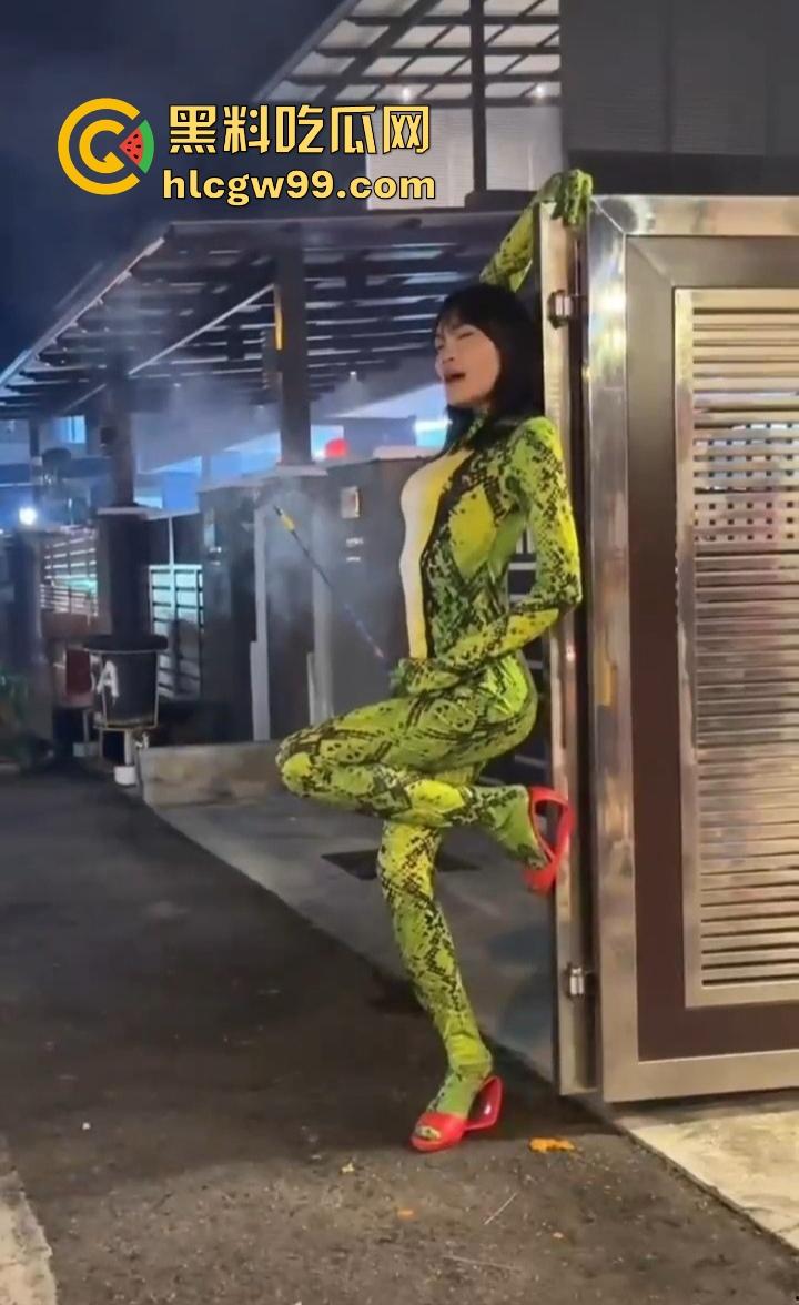 年度奇葩操作花式作死大赏，骚B玩烟花炸得怀疑人生，裤裆差点变发射器，你这是给自己放送新年倒计时？-11