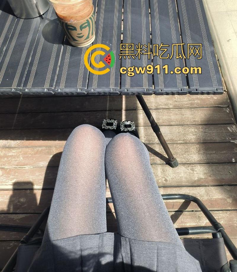 英国留子又爆大瓜！谢菲尔德大学【李玲】被绿帽男友曝光性爱视频，黑丝反差母狗无限诱惑，露脸口交一脸淫靡！-2