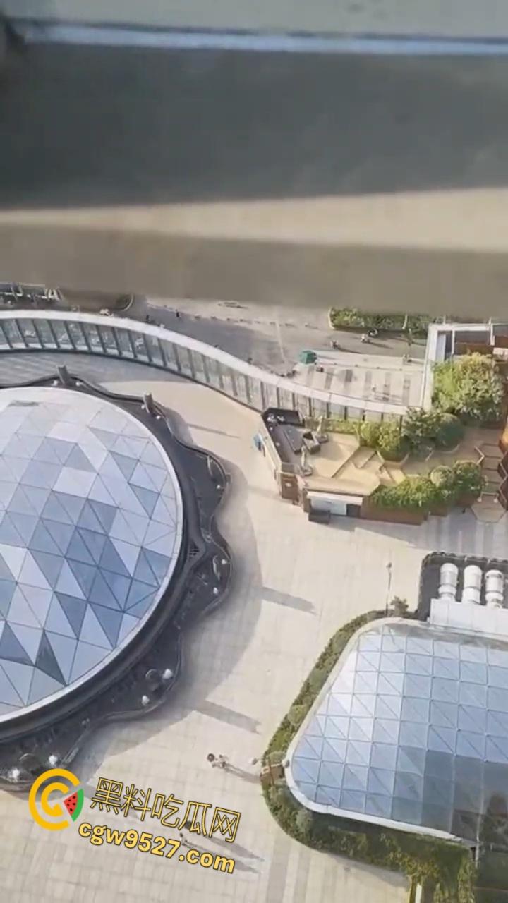 北京工业大学体育馆,一男女上演吃鸡大戏,女主含情脉脉的吞吐着大屌,大白天的两人毫不畏惧羞涩 !-2