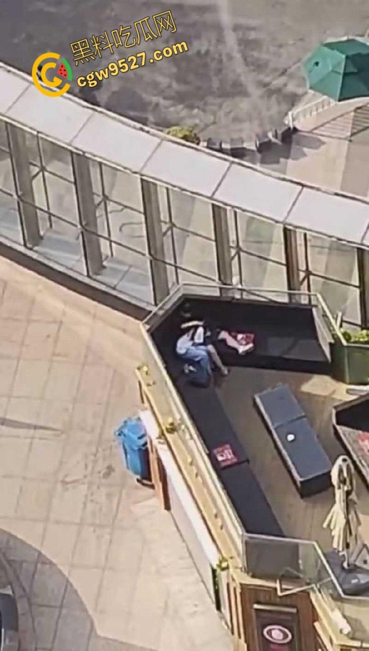 北京工业大学体育馆,一男女上演吃鸡大戏,女主含情脉脉的吞吐着大屌,大白天的两人毫不畏惧羞涩 !-5