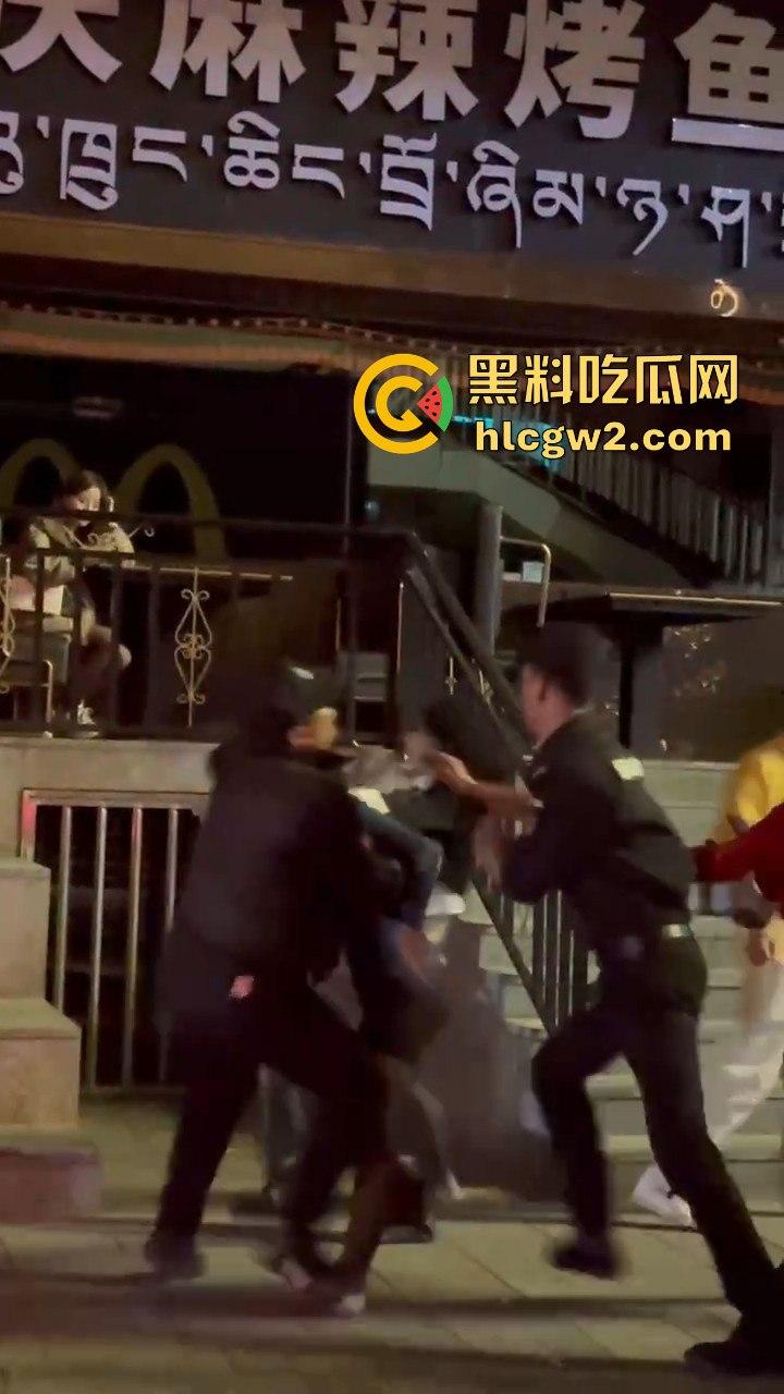 精神小妹怒怼TS小姐姐 黑丝猛女爆发干架场面失控！保安连拉都拉不住，绝对劲爆现场！-2