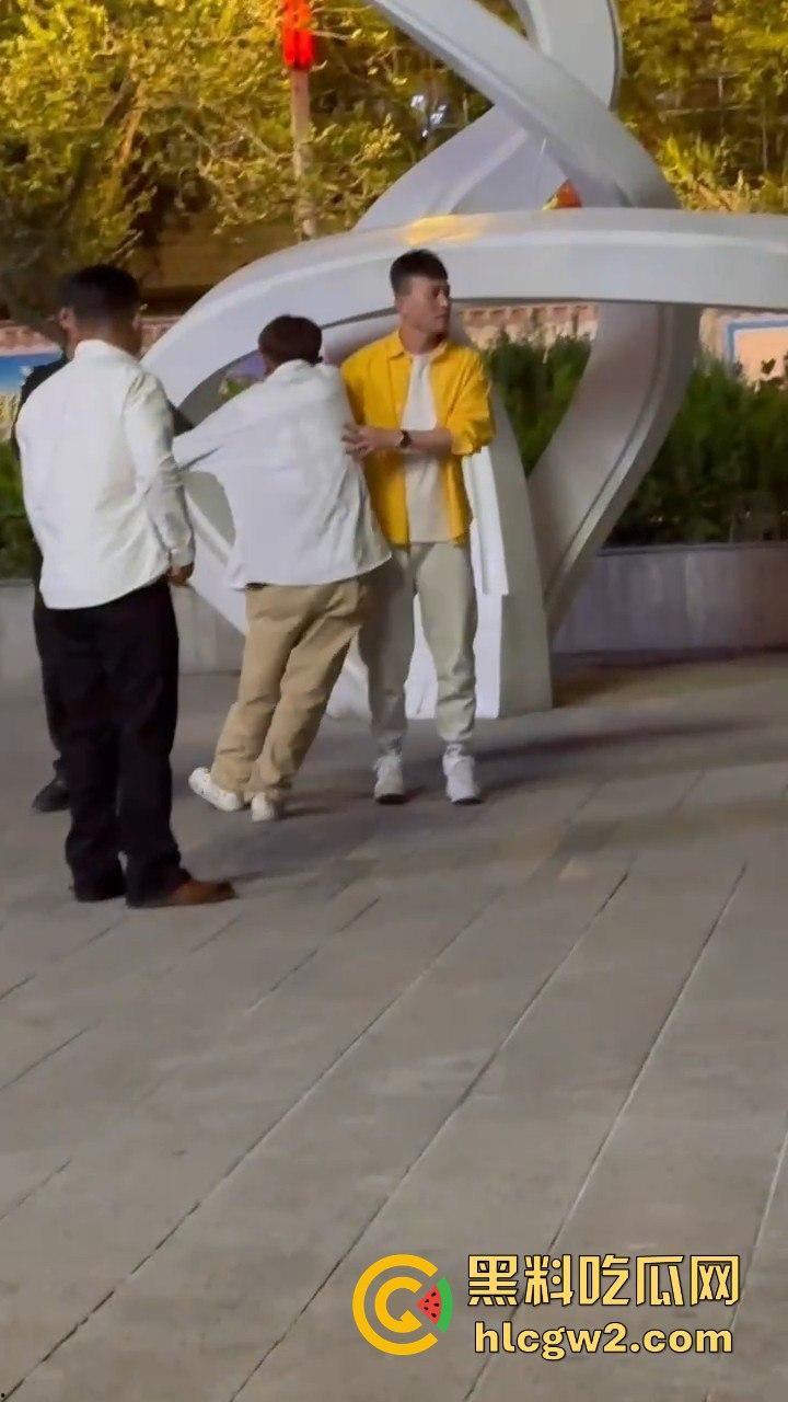 精神小妹怒怼TS小姐姐 黑丝猛女爆发干架场面失控！保安连拉都拉不住，绝对劲爆现场！-5