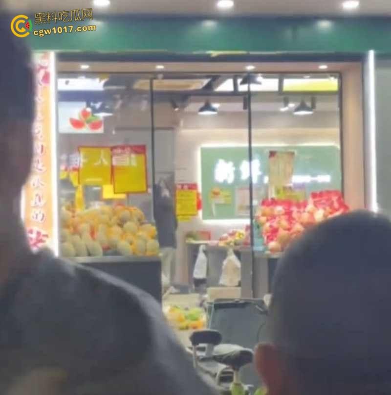 杭州乔司街道水果店，男子因老板拖欠数月工资，生活彻底陷入绝境，压力爆发打砸水果店混乱！-2
