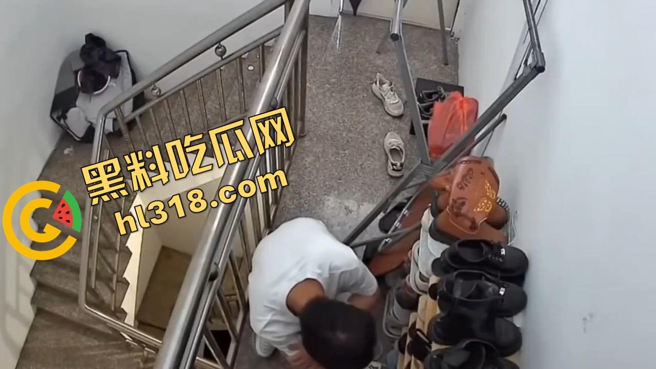 群友深夜迷恋玉足，结果踩进天罗地网？监控一开，真相比脚香还刺激，结果全群看了个全景4K还带声！-6