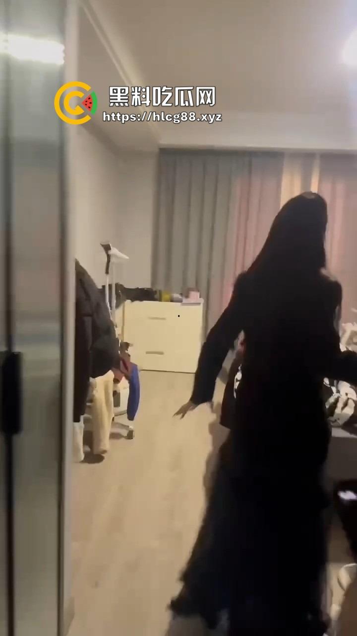 苍南县马镇宝妈怒捉老公操音乐老师小三,小三家脱光干逼被抓爆打,原配美得勾魂还输给贱货!-14