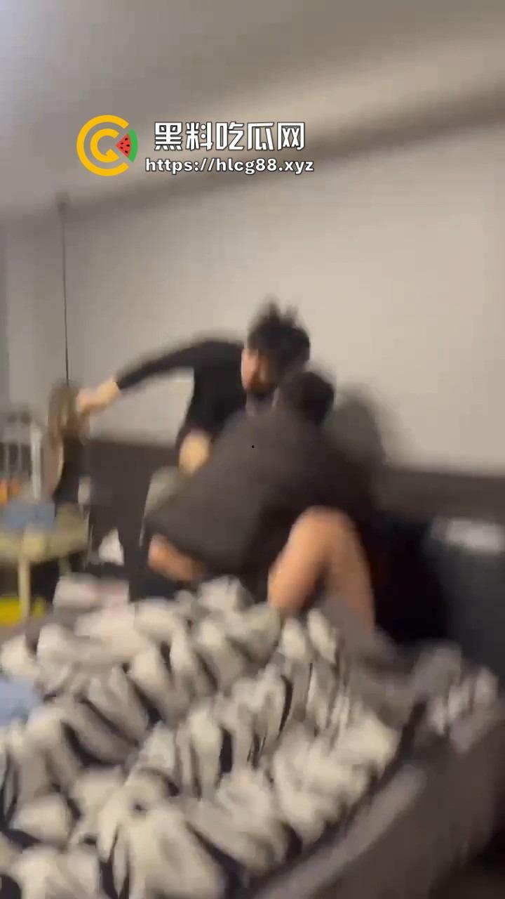 苍南县马镇宝妈怒捉老公操音乐老师小三,小三家脱光干逼被抓爆打,原配美得勾魂还输给贱货!-15