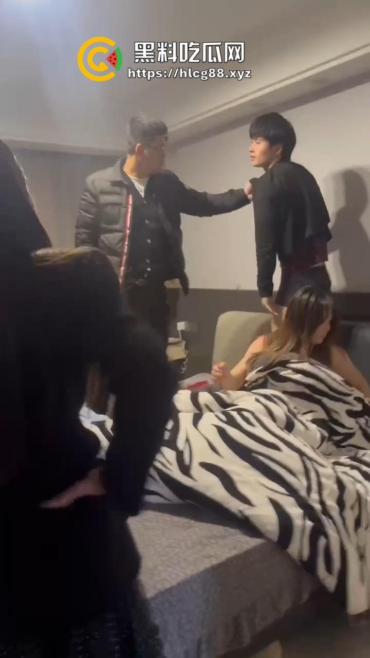 苍南县马镇宝妈怒捉老公操音乐老师小三,小三家脱光干逼被抓爆打,原配美得勾魂还输给贱货!-21