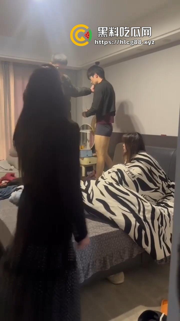 苍南县马镇宝妈怒捉老公操音乐老师小三,小三家脱光干逼被抓爆打,原配美得勾魂还输给贱货!-22