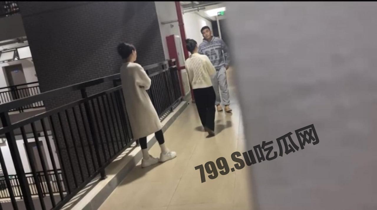 广州华商学院 男生带外校女生进活动室口交 同学举报导致其被辅导员抓包 现场社死-2