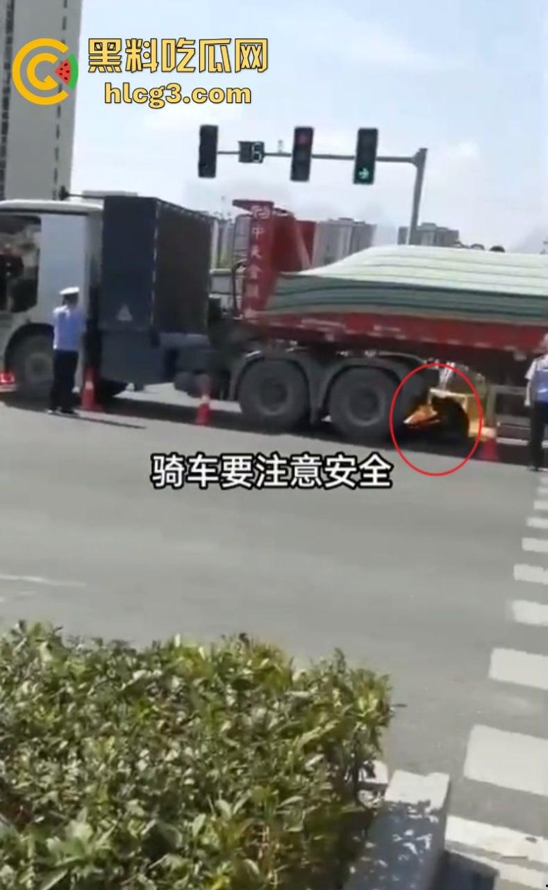 震惊！张家界一女子被大车卷进车底 头颅瞬间被轧爆压成肉饼！-1