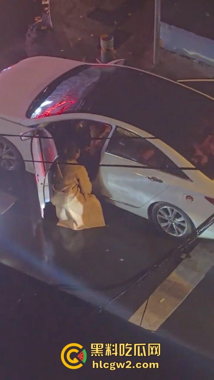 看笑了!辽宁沈阳彪悍女子当街暴打出轨渣男 分分钟KO 拿下 跟拎小鸡一样简单!-1