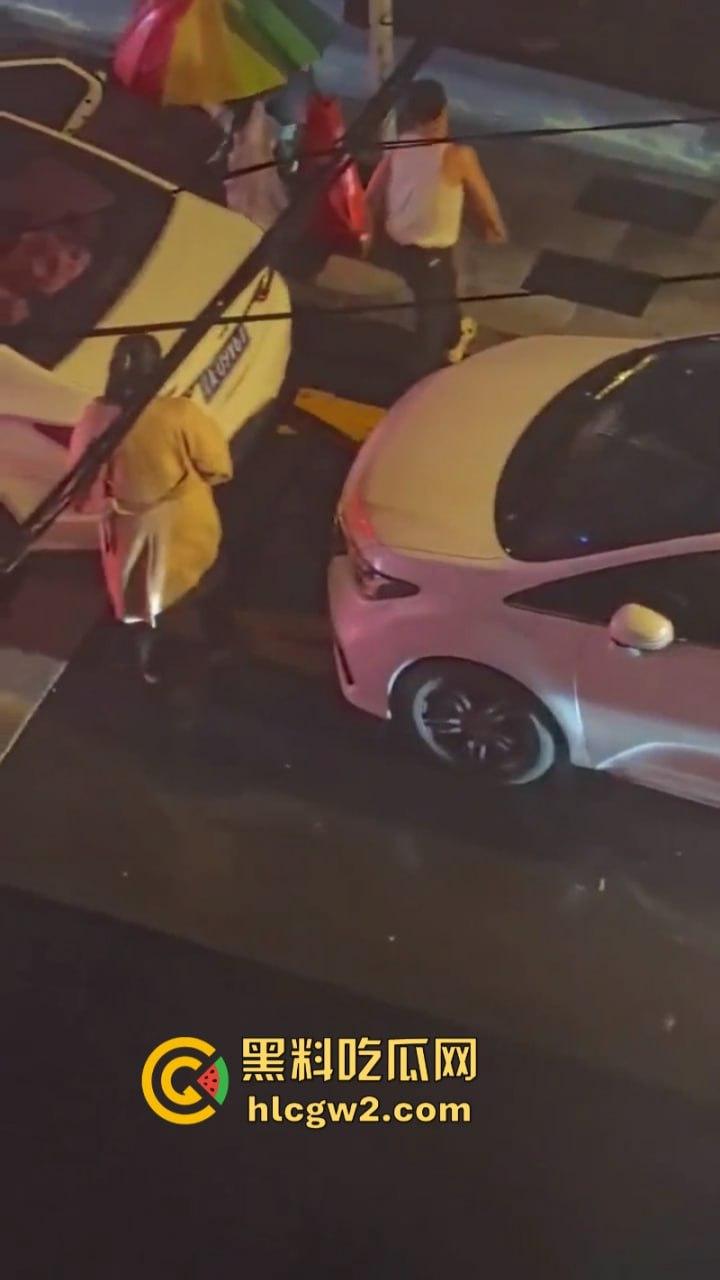 看笑了!辽宁沈阳彪悍女子当街暴打出轨渣男 分分钟KO 拿下 跟拎小鸡一样简单!-6