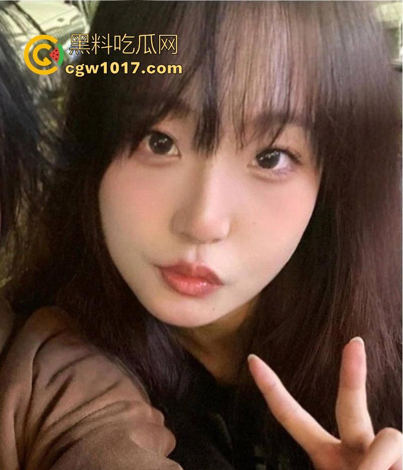 湖北职业学院【江雯彤】恋爱时疯狂榨干男友钱包,分手后被狠心曝光,教室后排自慰调教,传统位爆操,第一母狗实锤!-1