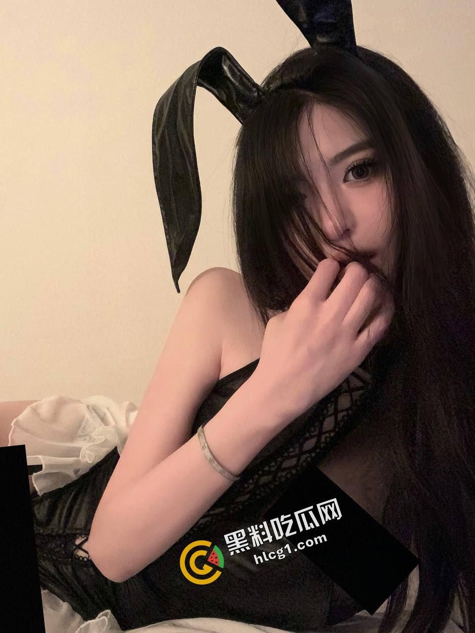 失恋少女酒吧买醉 喝的死醉晕过头 被屌丝男捡尸 带到酒店边操边吐-1