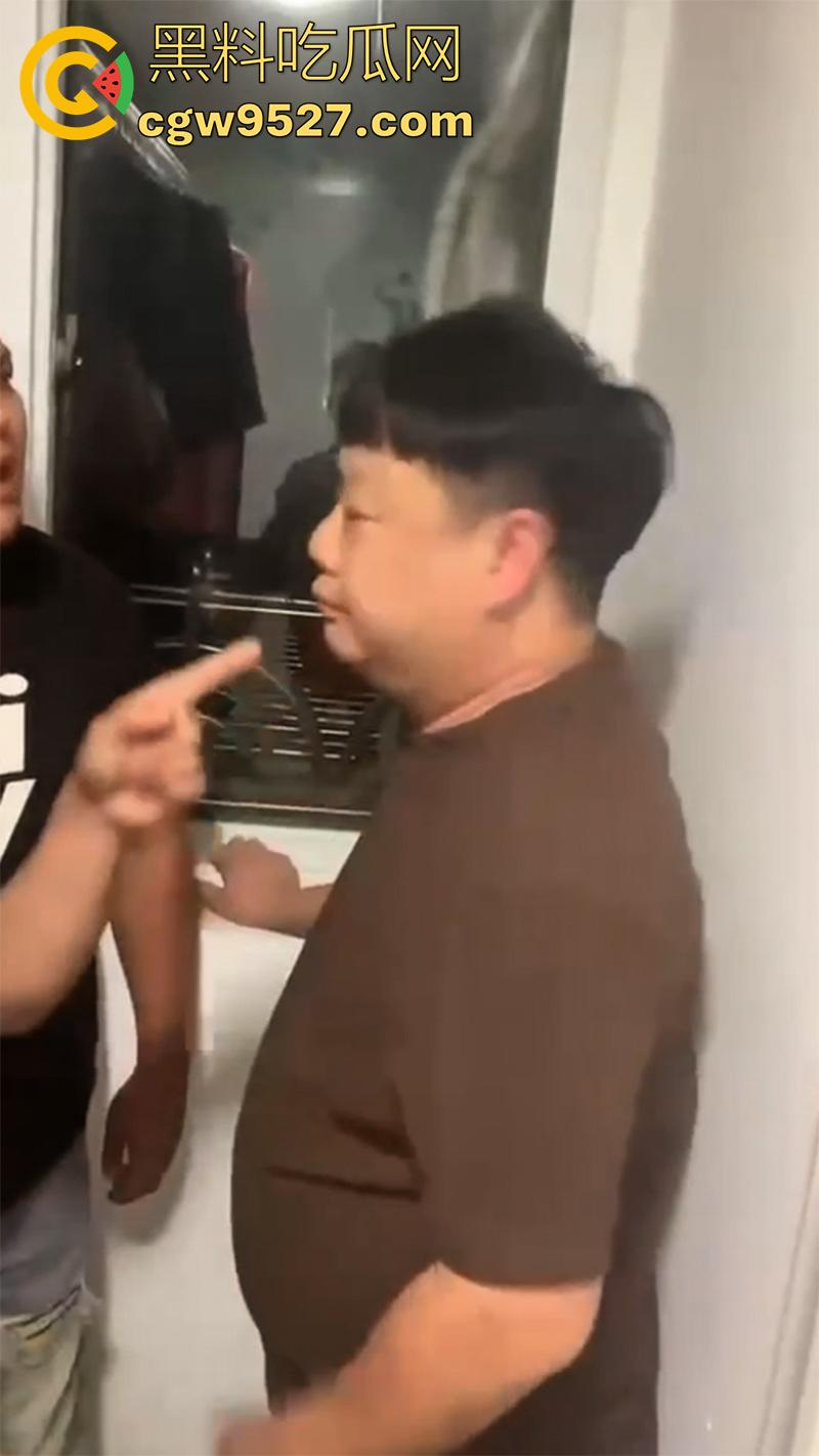 矮胖妞出轨找情夫，被老公带人回家捉奸，奸夫竟也是个小胖，果然丑人多作怪，这种长相的要记住啊！-6