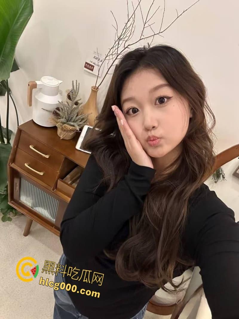 河北衡水母狗【宋雅】，爱穿各种高跟鞋蕾丝情趣，主动狗趴深喉口交，被男友无套爆操内射！-5