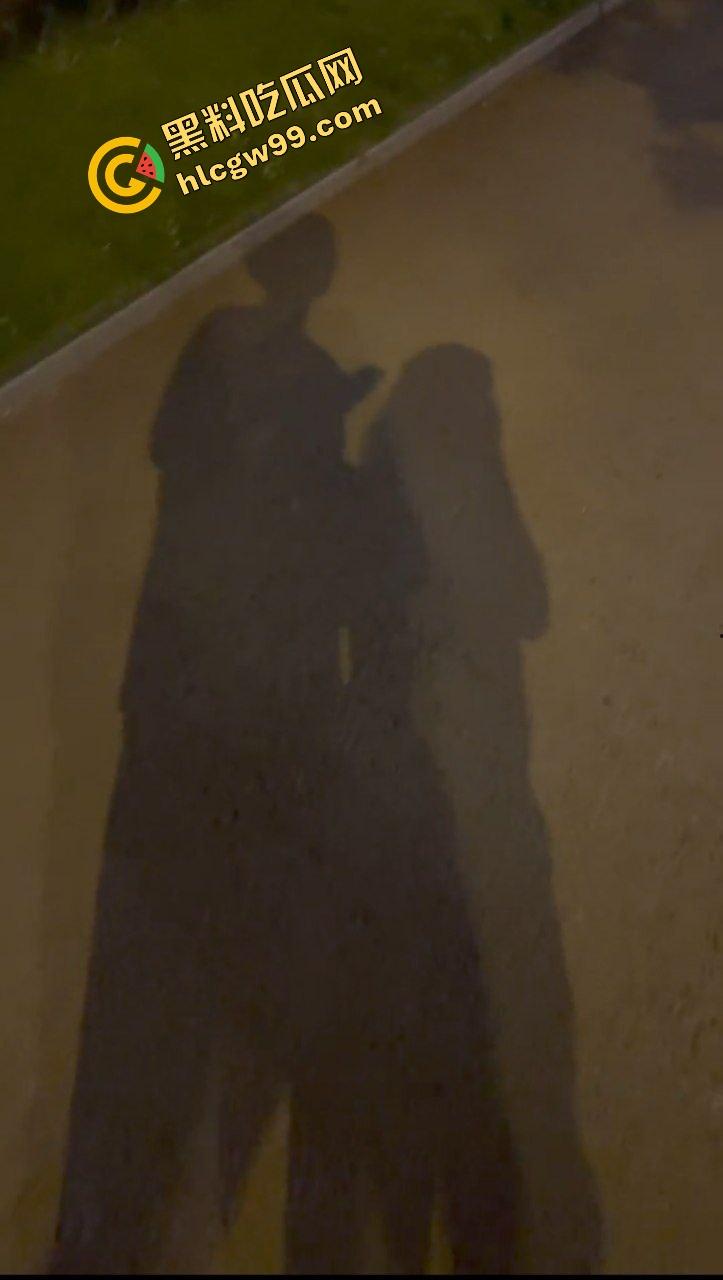 单男社交软件网聊年轻少妇『周芳茹』婚后约会出轨弟弟，散步至酒店全裸口交上位抱操！独家曝光流出！-5