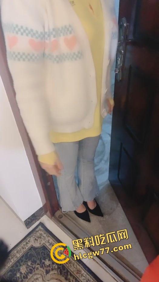 美团宣传片之美团买阳具送来个穿牛仔裤的火辣女外卖,高跟踩响撩骚上门,被小哥就地操翻内射!-7