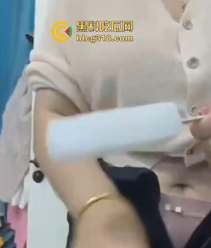 熟女主播深夜大秀冰镇骚逼，新鲜出炉大冰棍狂插不停，贴着私处快速摩擦，画面无比刺激！-4