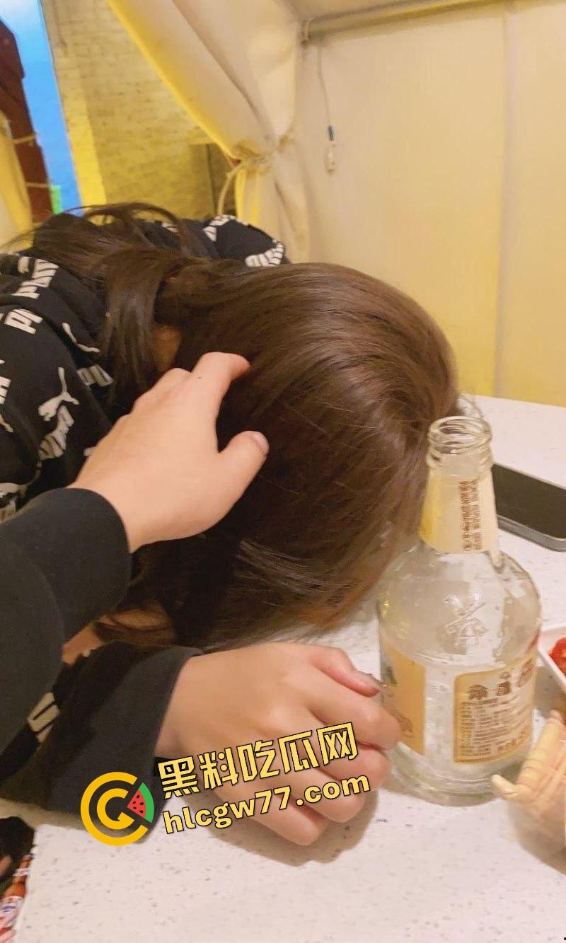 猥琐老板设计迷奸美女职员 灌酒下药趁机侵犯 各种姿势无套爆操 事后赔钱了事 聊天记录曝光！-11