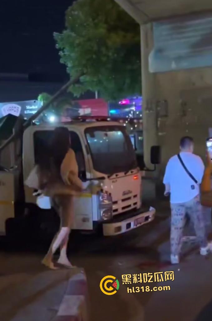 曼谷女子上街看到男友和其他女人说话，就像喝了醋坛子一样在街头追打，男友送花还被踹！-8