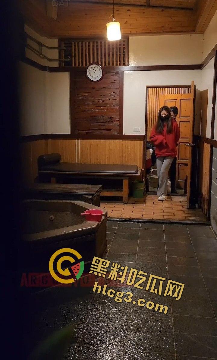 台湾私人温泉旅馆大尺度泄密!情侣洗澡疯狂打炮,俩大奶少妇在一旁调情摸奶!-6