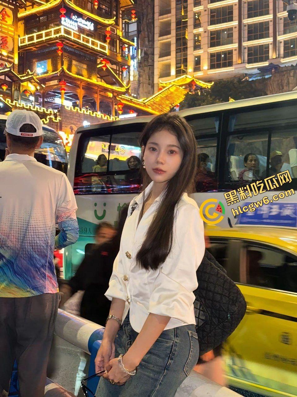 广西柳州南站00后反差婊骚鸡『张倩姿』勾引纹身单男 小巷穿黑丝干炮后怼射地!原创独家流出!-1