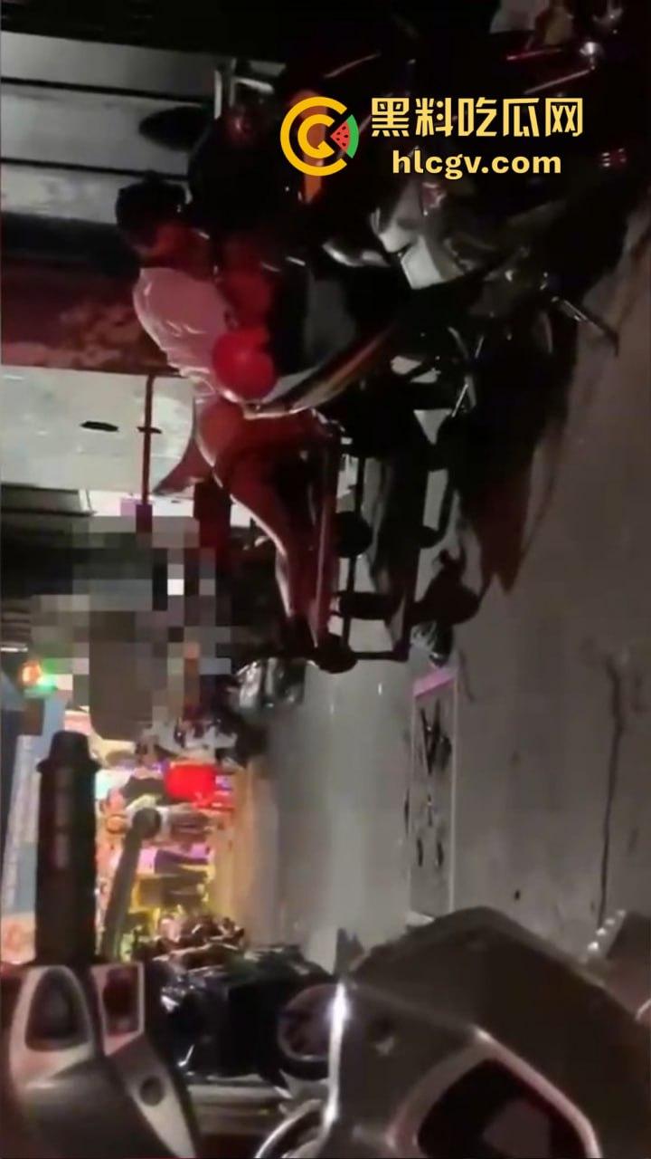 酒吧门口铁板车上的车震！网友冒死偷拍最后一摔直接笑出声，车都翻了还操个屁啊！这硬都硬不起来了吧！-3