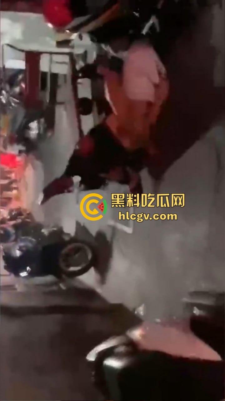 酒吧门口铁板车上的车震！网友冒死偷拍最后一摔直接笑出声，车都翻了还操个屁啊！这硬都硬不起来了吧！-5