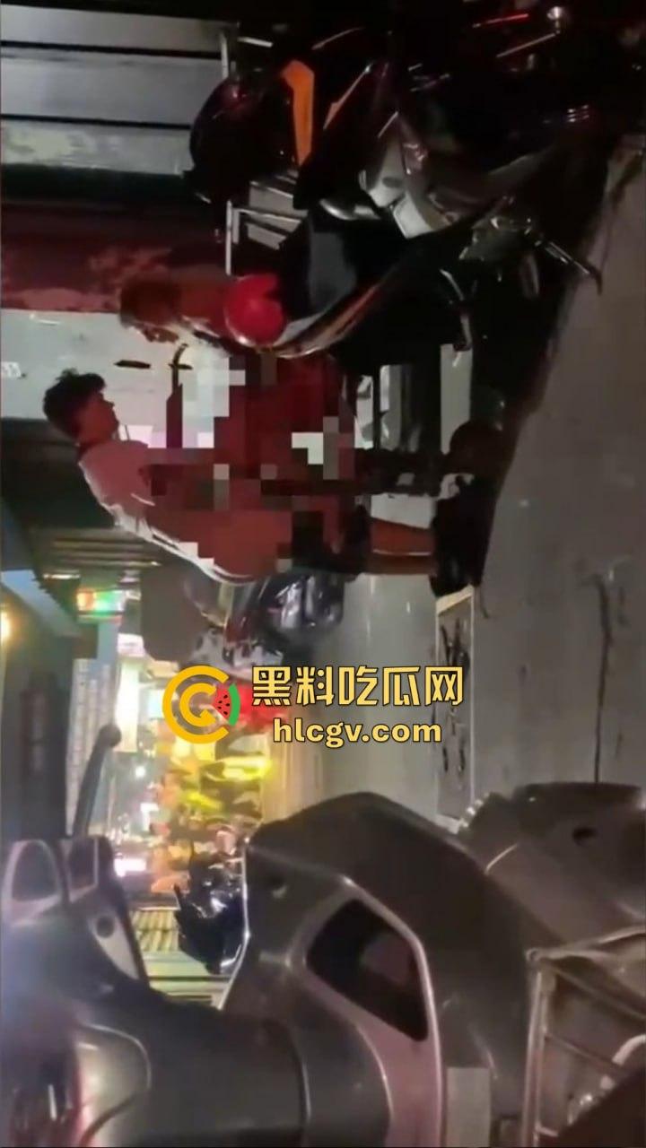 酒吧门口铁板车上的车震！网友冒死偷拍最后一摔直接笑出声，车都翻了还操个屁啊！这硬都硬不起来了吧！-8