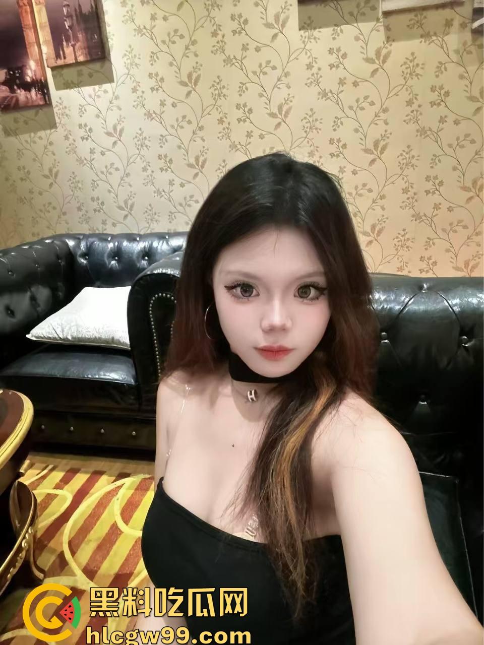 南通极品SM母狗【封封】发情大屁股母狗逼夹毛笔写字，骚气冲天玩弄小穴和屁眼，屁眼小穴玩得骚到冒烟！-1