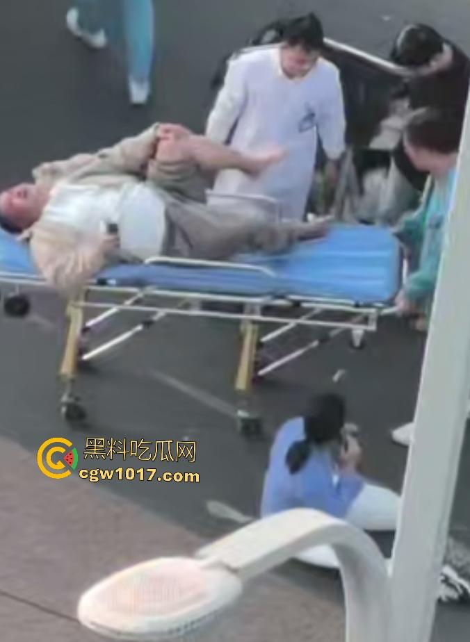 上饶电动车“奥斯卡”撞车大戏，大哥躺地飙演技假装植物人，女人快起来了他还全躺装死，影帝快起来领奖了！-7