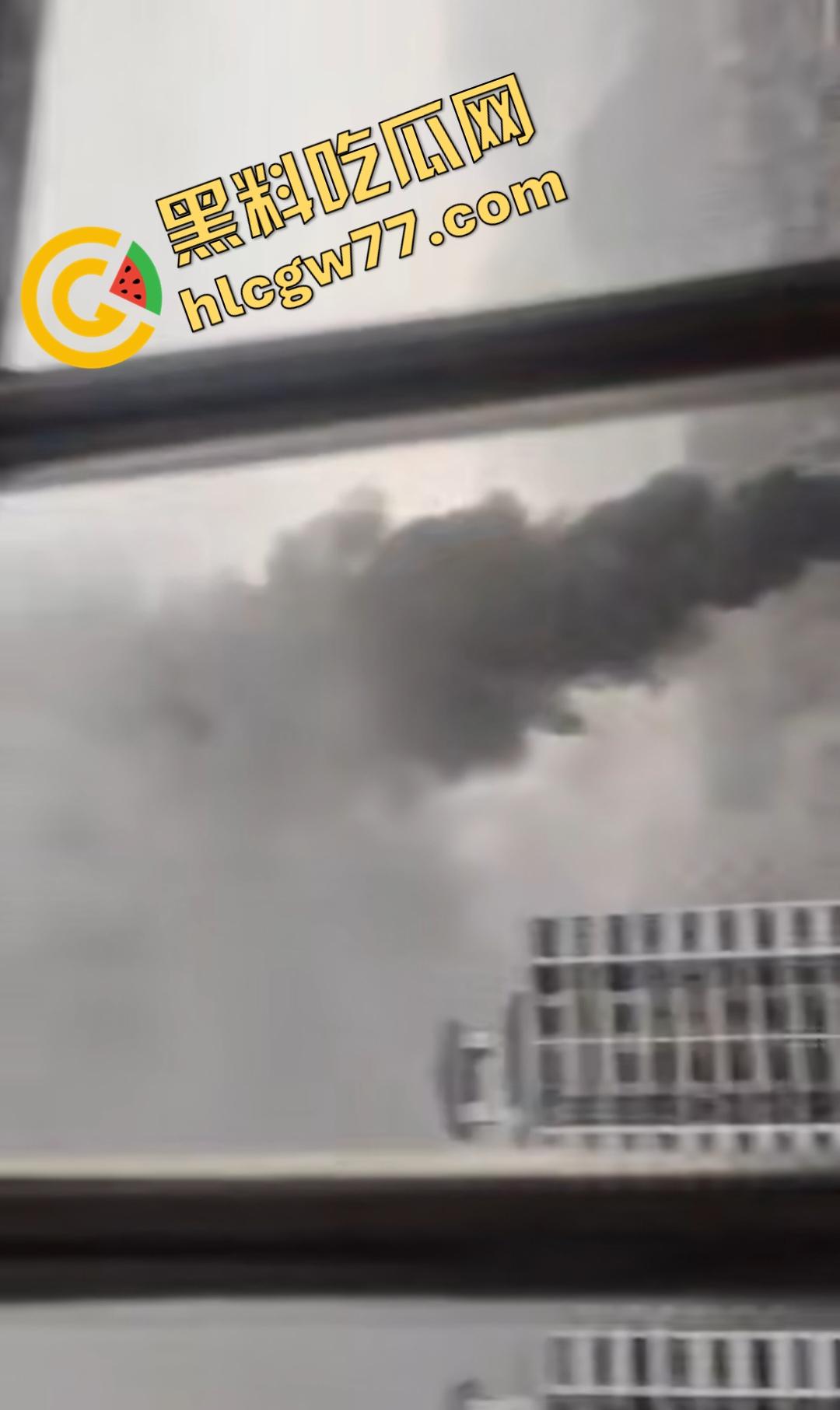 昨日百色平果建材市场炸裂危机！易燃品堆成火山，一点火星秒变末日炼狱火葬场！走路慢的老奶奶差点被烧没！-2