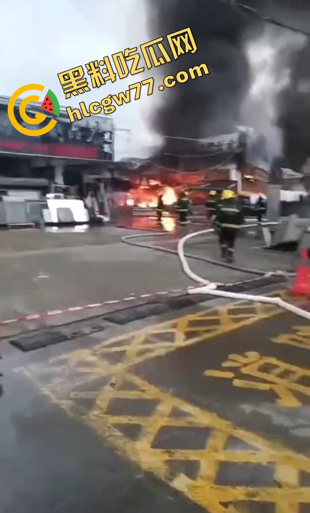 昨日百色平果建材市场炸裂危机！易燃品堆成火山，一点火星秒变末日炼狱火葬场！走路慢的老奶奶差点被烧没！-4