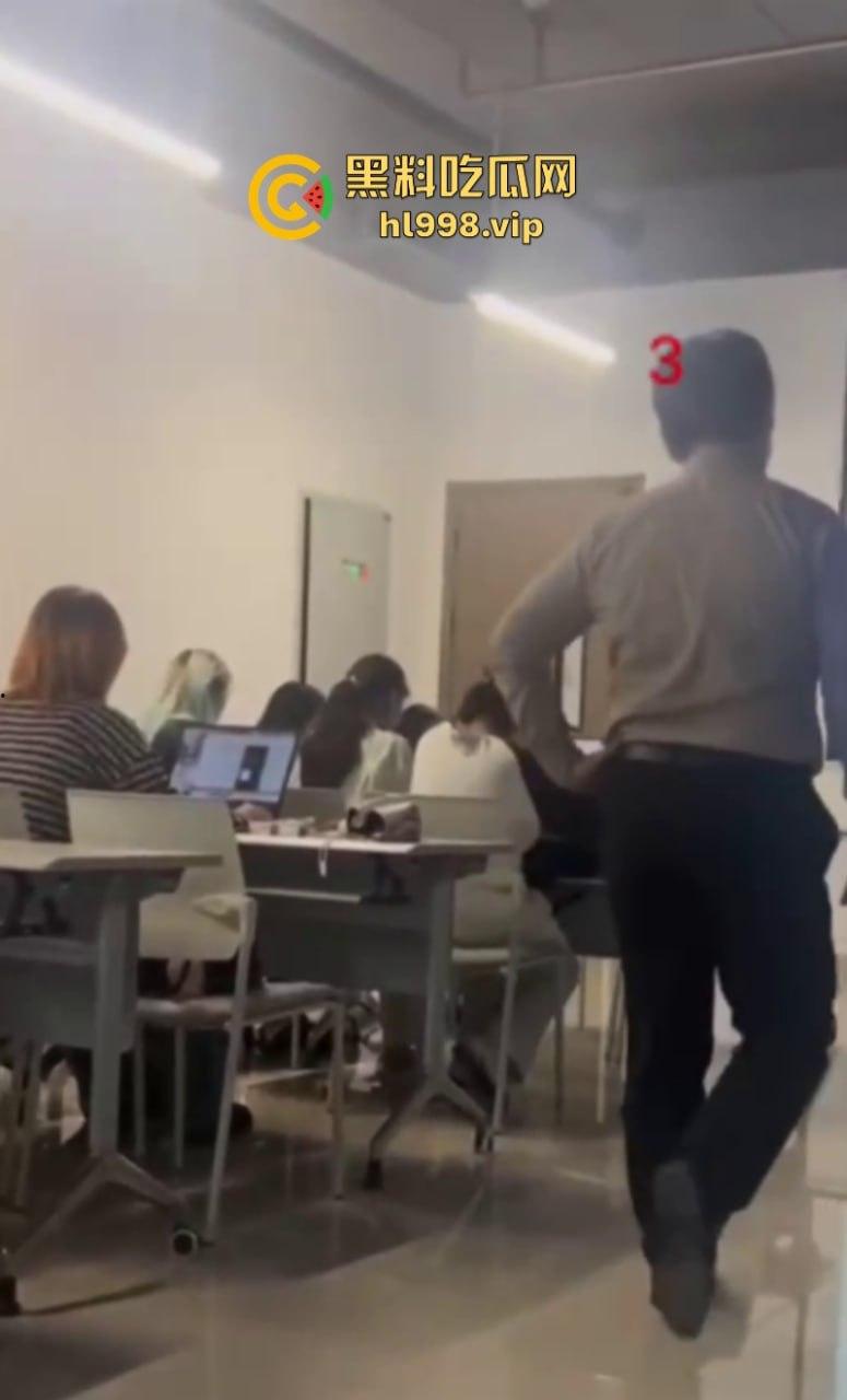 棒子欠削！浙大韩国外教在课堂上威胁中国女生不让毕业 一个西巴在中国地盘还敢撒野？-3