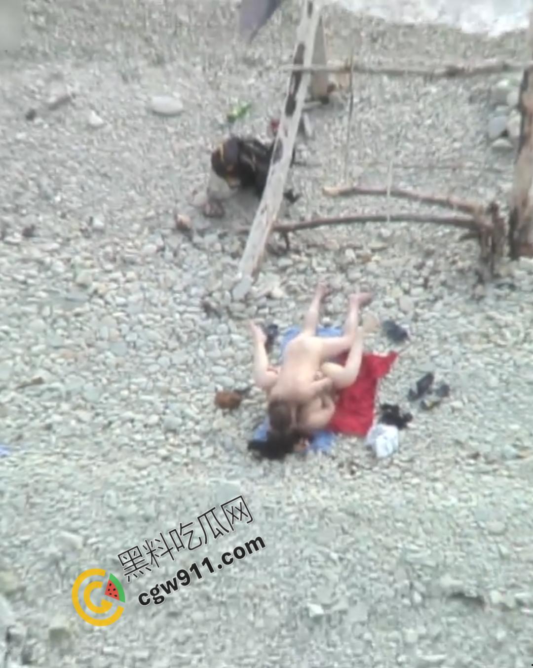 国外无人机偷拍沙滩激情狂欢，大奶骚妇激情69，骑乘无限，完全无视路人，干到天翻地覆-8